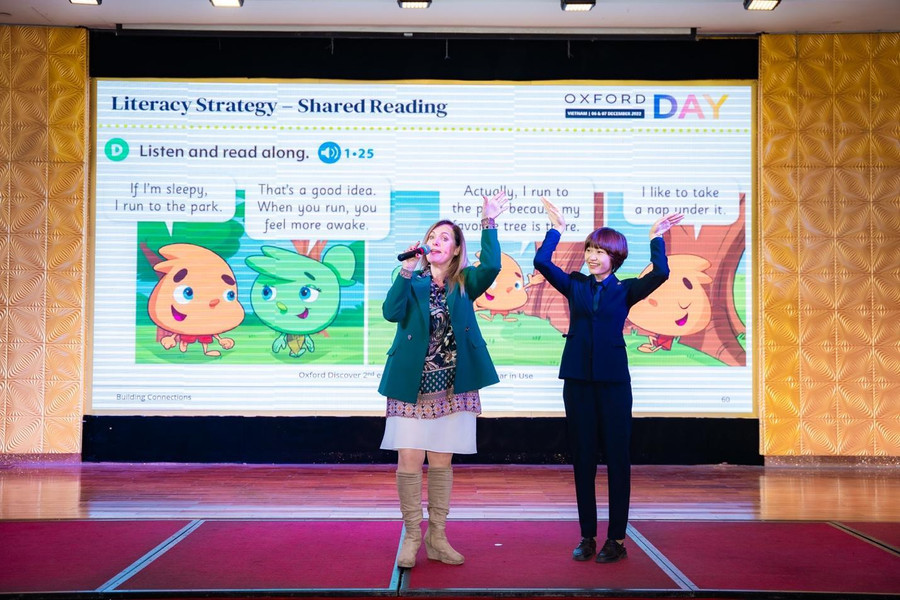 Diễn giả Irene Canca và giáo viên cùng tham gia một hoạt động của bài thuyết trình tại sự kiện. Diễn giả Irene Canca và giáo viên cùng tham gia một hoạt động của bài thuyết trình tại sự kiện.