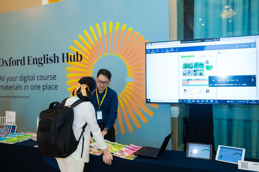 Giáo viên tìm hiểu về sản phẩm Oxford English Hub mới của OUP. Giáo viên tìm hiểu về sản phẩm Oxford English Hub mới của OUP.
