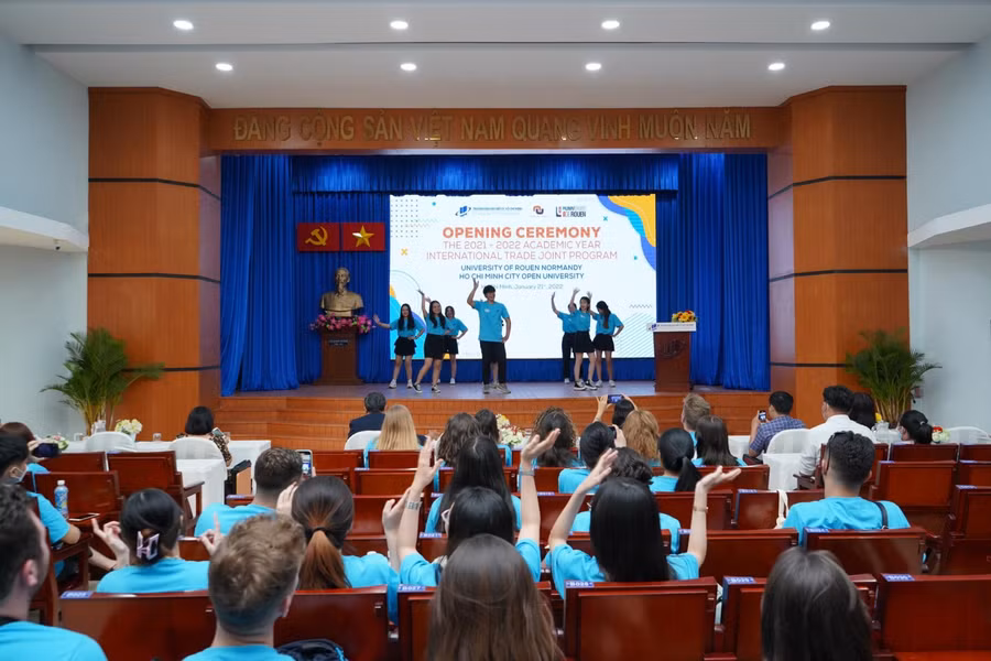 Các tân sinh viên giao lưu cùng nhau