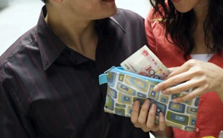 Mẹ hà tiện còn chúng tôi trả giá đắt vì hoang phí 
