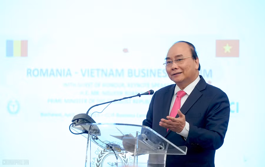 Thủ tướng Nguyễn Xuân Phúc dự và phát biểu tại Diễn đàn Doanh nghiệp Romania-Việt Nam. Ảnh: VGP/Quang Hiếu