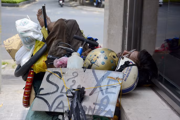 Nắng nóng ngộp thở, nhiệt độ ngoài trời ở TP HCM có thể trên 40 độ C - Ảnh 2.