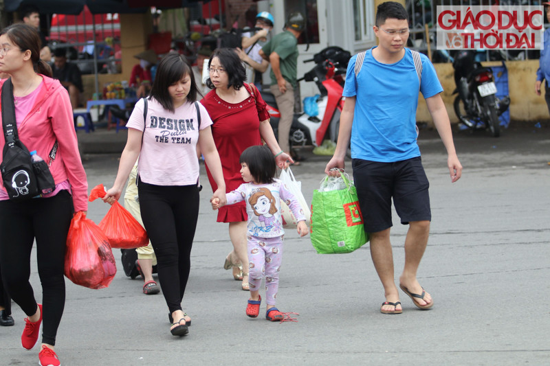 Trẻ em theo cha mẹ trở lại Hà Nội sau kỳ nghỉ lễ.