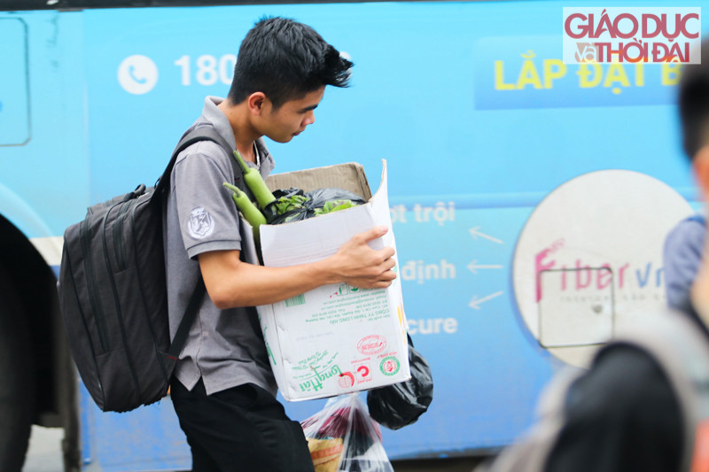 Quay trở lại Thủ đô sau kỳ nghỉ lễ, ai cũng “tay xách, nách mang” những đồ từ quê nhà...