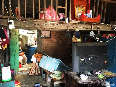 Trong bốn đứa con của chị Ánh, chỉ có bé thứ hai là đang học lớp 4. Trong bốn đứa con của chị Ánh, chỉ có bé thứ hai là đang học lớp 4.