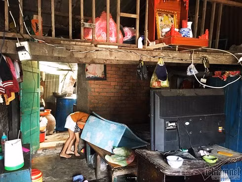 Trong bốn đứa con của chị Ánh, chỉ có bé thứ hai là đang học lớp 4.