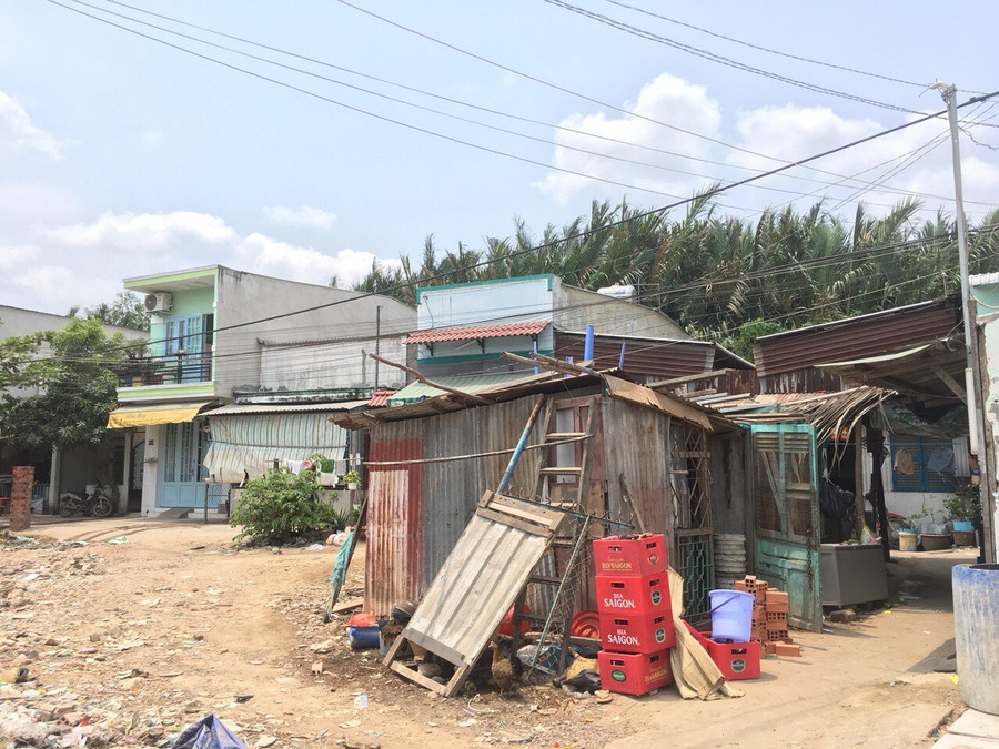 Những phòng trọ xập xệ, tường và mái dựng bằng các tấm tôn cũ, rỉ sét ở Xóm Củi. Những phòng trọ xập xệ, tường và mái dựng bằng các tấm tôn cũ, rỉ sét ở Xóm Củi.