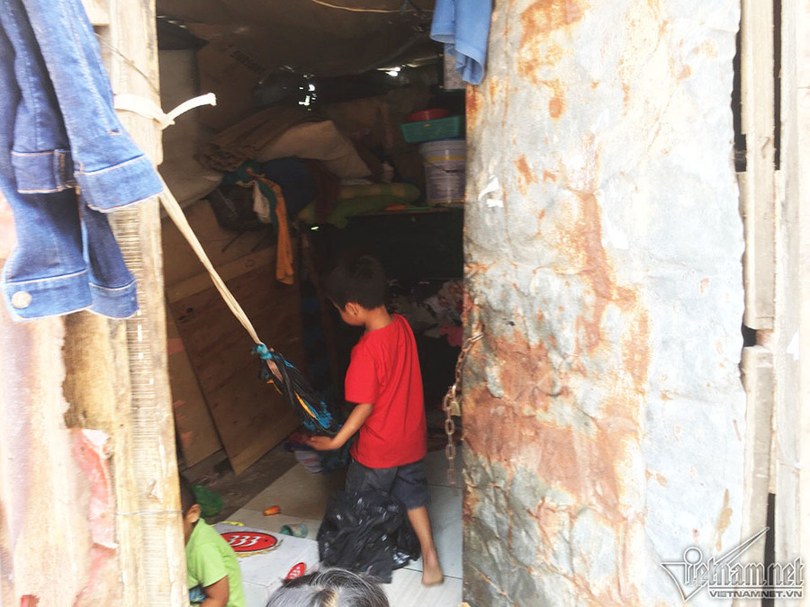 Những đứa trẻ chơi đùa trong phòng trọ của anh Dũng. Những đứa trẻ chơi đùa trong phòng trọ của anh Dũng.