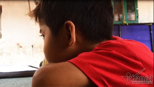 Số trẻ em ở Xóm Củi được học rất ít. Thậm chí, có những bé lớn tuổi nhưng không biết chữ. Số trẻ em ở Xóm Củi được học rất ít. Thậm chí, có những bé lớn tuổi nhưng không biết chữ.