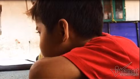 Số trẻ em ở Xóm Củi được học rất ít. Thậm chí, có những bé lớn tuổi nhưng không biết chữ.