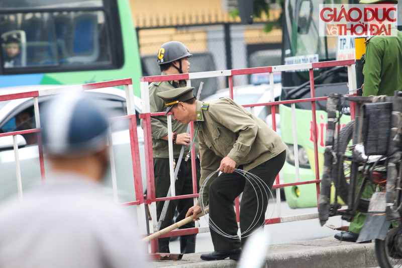 Trước cổng bến xe Giáp Bát, lực lượng chức năng đã lập hàng rào để không cho xe quay đầu ở điểm gần cổng bến, tránh ùn tắc cục bộ...