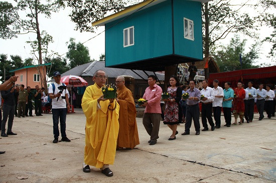 Không chỉ người Lào trên đất Tây Nguyên đón Tết Bunpimay mà nhiều dân tộc anh em khác cũng đến cùng chung vui.