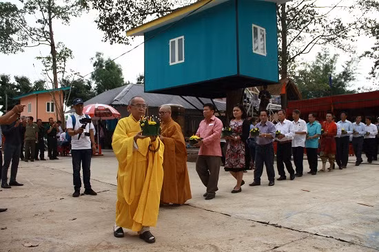 Không chỉ người Lào trên đất Tây Nguyên đón Tết Bunpimay mà nhiều dân tộc anh em khác cũng đến cùng chung vui.