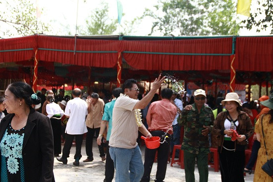 Mọi người té nước vào nhau để mong năm mới với những điều mới mẻ, may mắn.