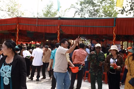 Mọi người té nước vào nhau để mong năm mới với những điều mới mẻ, may mắn.