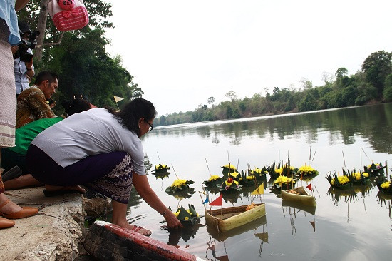 Các sư thầy và người dân thả hoa đăng để xua đuổi điều xấu, điều xui xẻo.