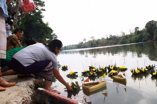 Các sư thầy và người dân thả hoa đăng để xua đuổi điều xấu, điều xui xẻo.