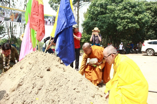 Mọi người rủ nhau đắp núi cát, trang trí đèn hoa, cờ đuôi nheo, cờ phướn 12 con giáp để cầu nguyện sang năm mới sẽ được phước lành nhiều như những hạt cát trên núi.