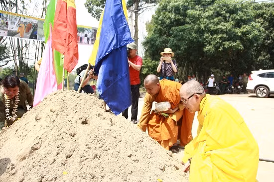 Mọi người rủ nhau đắp núi cát, trang trí đèn hoa, cờ đuôi nheo, cờ phướn 12 con giáp để cầu nguyện sang năm mới sẽ được phước lành nhiều như những hạt cát trên núi.
