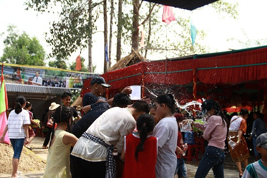 Trẻ nhỏ cũng hào hứng tham gia té nước cùng mọi người.