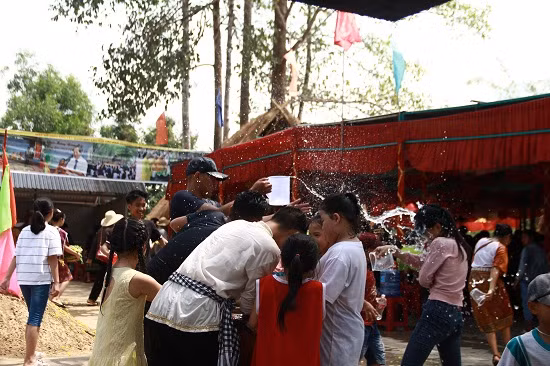 Trẻ nhỏ cũng hào hứng tham gia té nước cùng mọi người.