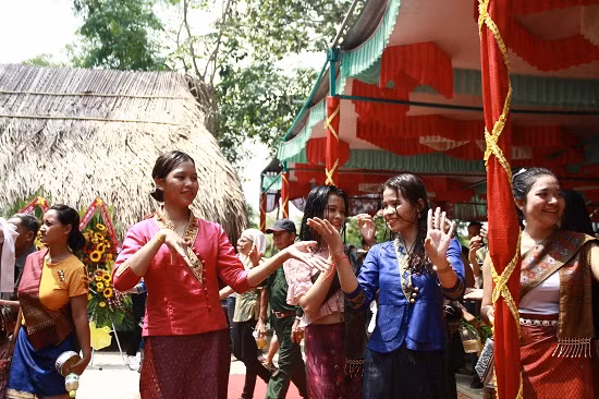 Những cô gái Lào duyên dáng trong điệu múa Lăm Vông. 