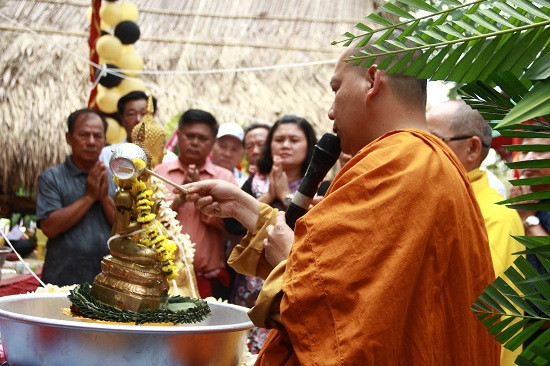 Sư thầy dùng nước, nghệ, dầu thơm và cánh hoa đoọc khun (hoa bò cạp vàng), loài hoa vàng duyên dáng nở rộ khắp nơi trên đất Lào để tắm Phật.