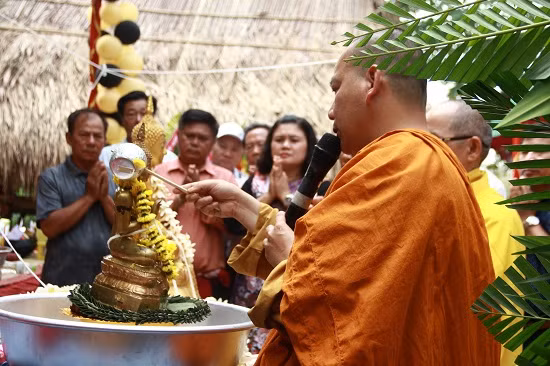 Sư thầy dùng nước, nghệ, dầu thơm và cánh hoa đoọc khun (hoa bò cạp vàng), loài hoa vàng duyên dáng nở rộ khắp nơi trên đất Lào để tắm Phật.