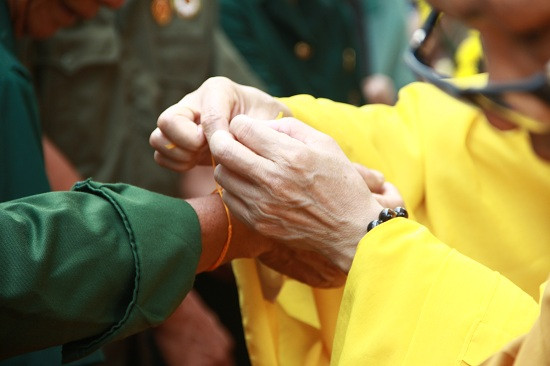 Mọi người đến tham dự Tết Bunpimay xin “buộc chỉ cổ tay” cầu sức khỏe dồi dào, may mắn, bình yên và hạnh phúc trong năm mới.