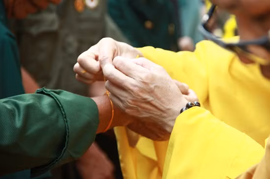 Mọi người đến tham dự Tết Bunpimay xin “buộc chỉ cổ tay” cầu sức khỏe dồi dào, may mắn, bình yên và hạnh phúc trong năm mới.