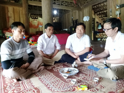 Trưởng thôn Vi Thanh Hùng (ngoài cùng bên trái) trao đổi với phóng viên Ảnh: T.G Trưởng thôn Vi Thanh Hùng (ngoài cùng bên trái) trao đổi với phóng viên Ảnh: T.G