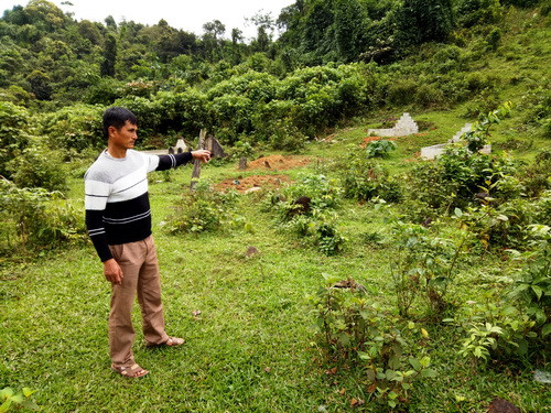 Khu vực người dân làng Húng an táng người qua đời là đất rừng phòng hộ Ảnh: T.G Khu vực người dân làng Húng an táng người qua đời là đất rừng phòng hộ Ảnh: T.G