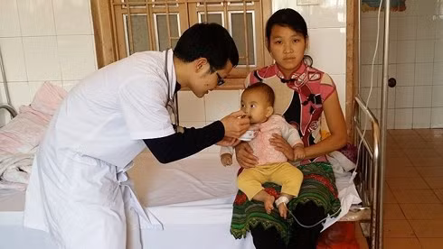 BS Hiếu khám bệnh cho người dân ở Mường Nhé.