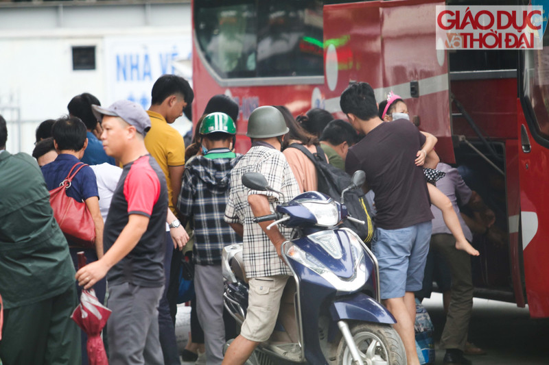 Bên trong bến xe Giáp Bát rất đông người từ các tỉnh chọn hình thức đi xe khách hoặc xe bus để về lại Thủ đô.