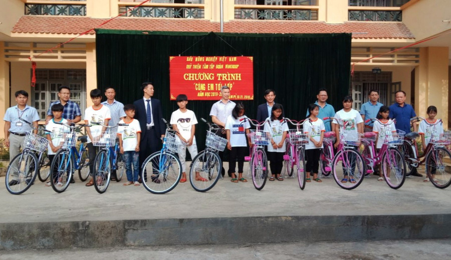 Học sinh được hỗ trợ xe đạp từ Chương trình "Cùng em tới lớp". Học sinh được hỗ trợ xe đạp từ Chương trình "Cùng em tới lớp".