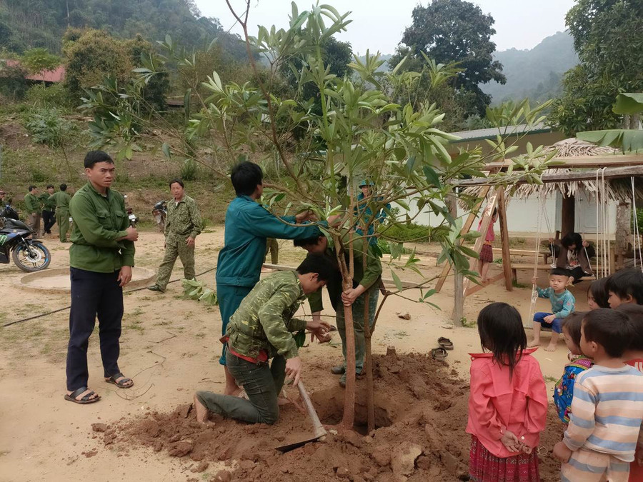 Phụ huynh trường Mầm non Nậm Chà đóng góp ngày công lao động xây dựng cơ sở vật chất cho trường. Phụ huynh trường Mầm non Nậm Chà đóng góp ngày công lao động xây dựng cơ sở vật chất cho trường.