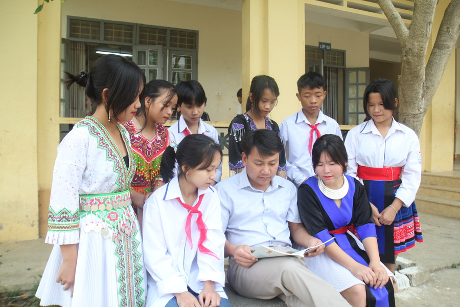 Thầy Cao Hồng Thanh trao đổi với học sinh nhà trường. Thầy Cao Hồng Thanh trao đổi với học sinh nhà trường.