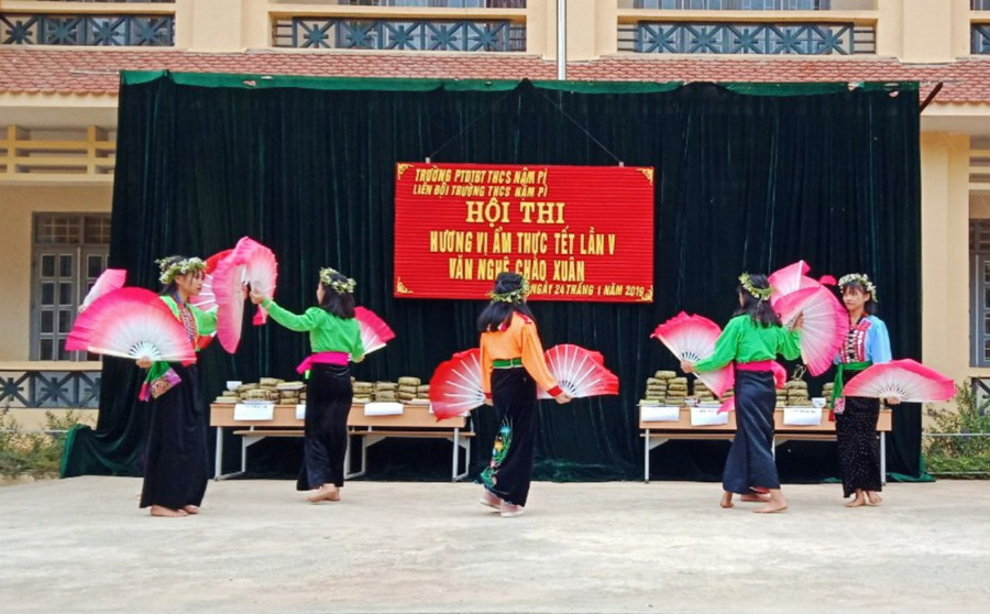 Tiết mục văn nghệ với trang phục truyền thống của đồng bào Mảng. Tiết mục văn nghệ với trang phục truyền thống của đồng bào Mảng.