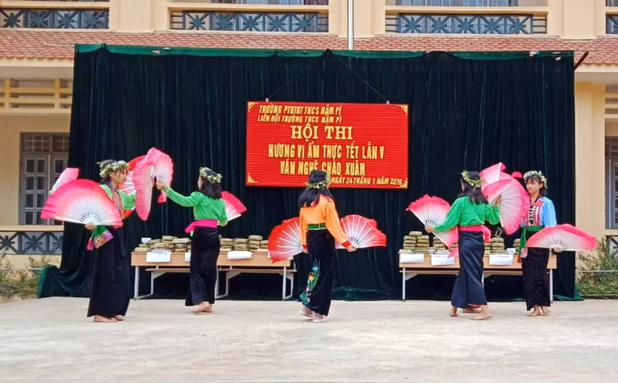 Tiết mục văn nghệ với trang phục truyền thống của đồng bào Mảng.