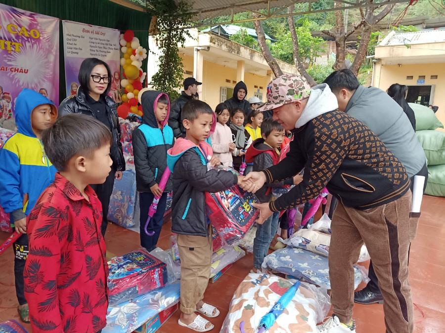 Học sinh trường phổ thông DTBT Tiểu học xã Hua Bum, huyện Nậm Nhùn nhận quà từ thiện. Học sinh trường phổ thông DTBT Tiểu học xã Hua Bum, huyện Nậm Nhùn nhận quà từ thiện.