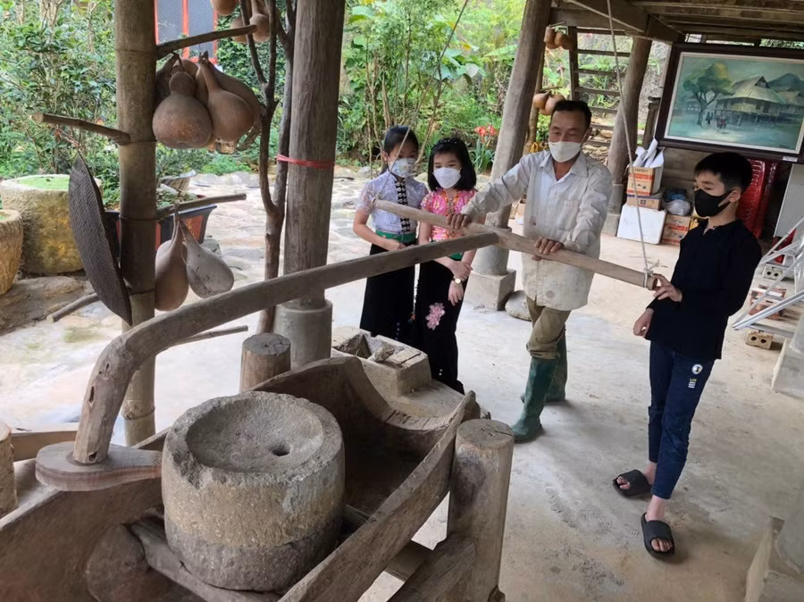 Học sinh được xem dụng cụ lao động sản xuất của các dân tộc trên địa bàn.