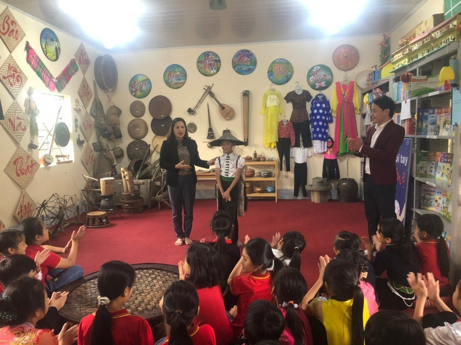 Học sinh được tìm hiểu về văn hóa các dân tộc ngay trong trường học.