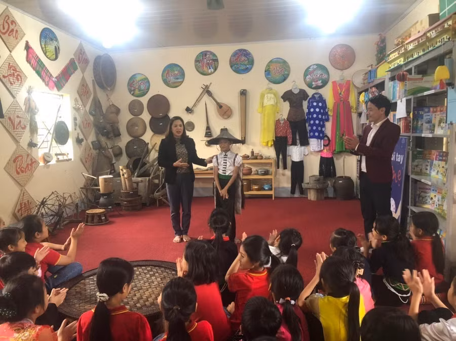 Học sinh được tìm hiểu về văn hóa các dân tộc ngay trong trường học.