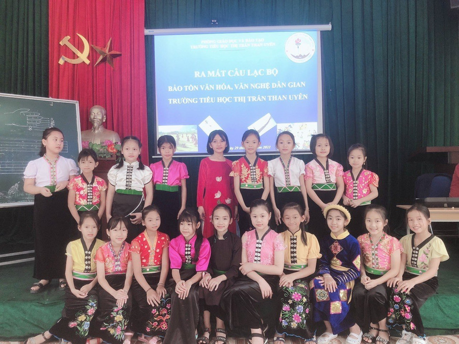 Câu lạc bộ bảo tồn văn hóa, văn nghệ dân gian được trường Tiểu học thị trấn Than Uyên ra mắt để học sinh tìm hiểu về văn hóa các dân tộc.