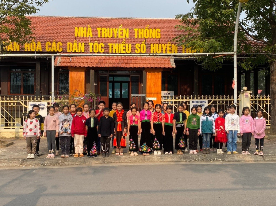 Tham quan nhà truyền thống văn hóa các dân tộc thiểu số huyện Than Uyên.