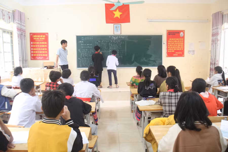 Tiết học của thầy trò trường PTDTBT THCS Nậm Pì.