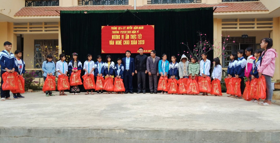 Những món quà động viên học sinh nghèo vượt khó là động lực để các em đến trường đông đủ. Những món quà động viên học sinh nghèo vượt khó là động lực để các em đến trường đông đủ.