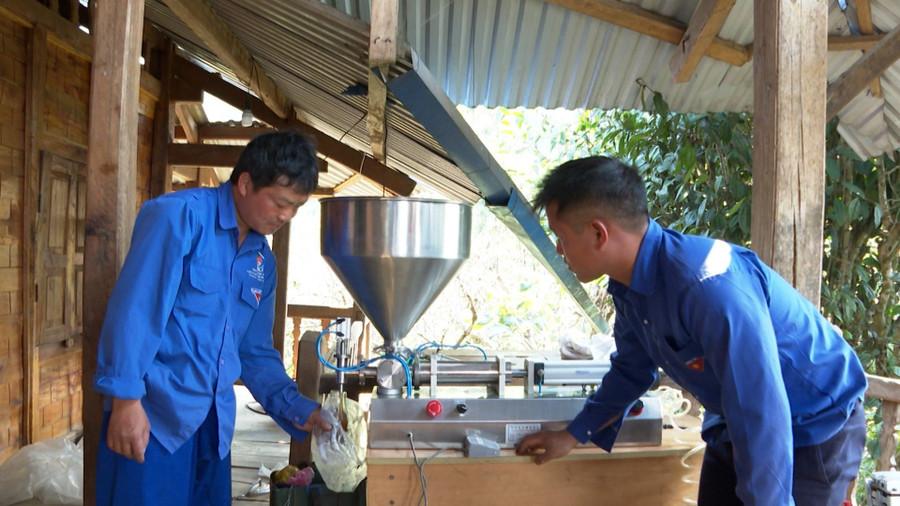 Máy lọc và đóng sản phẩm mật ong tại chỗ được nhóm thanh niên sử dụng thành thạo.