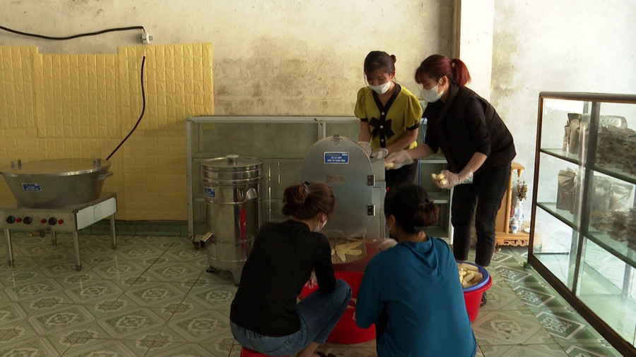 Chị em người Thái ở xã Khổng Lào tham gia sản xuất chuối sấy dẻo, sấy giòn.