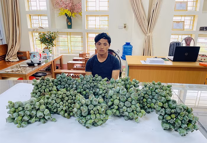 Đối tượng Lý A Giảng cùng tang vật.